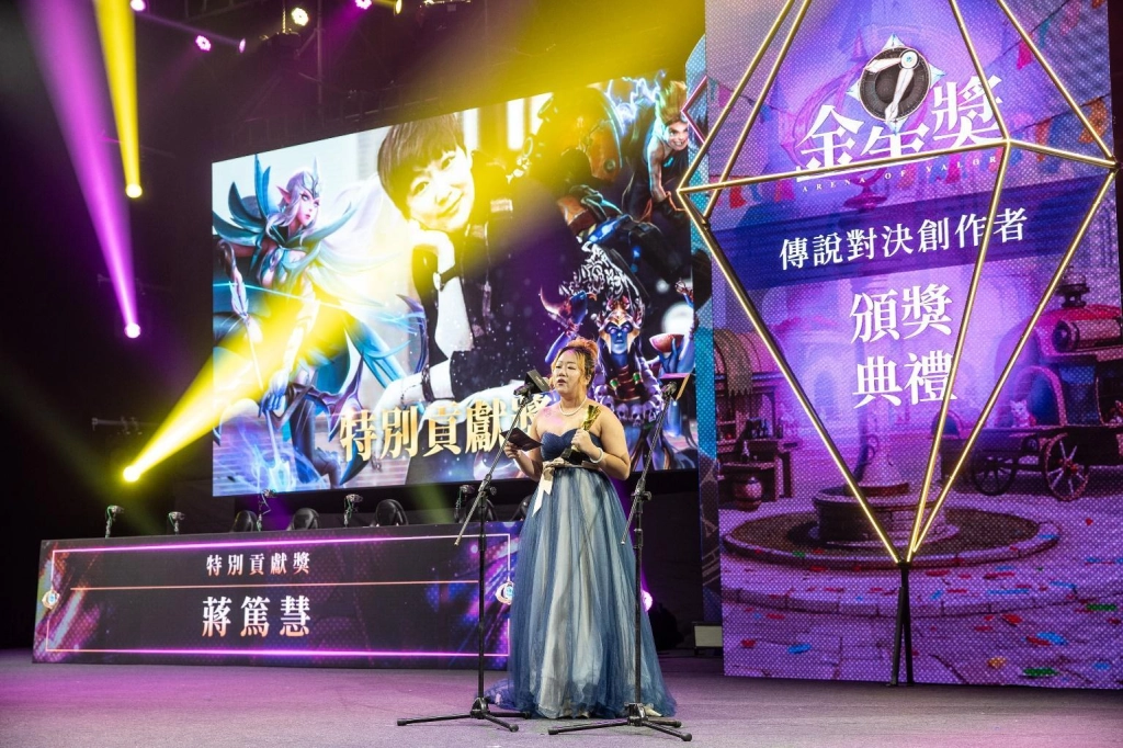 一張含有 音樂會, 人員, 洋紅色, 舞台 的圖片自動產生的描述