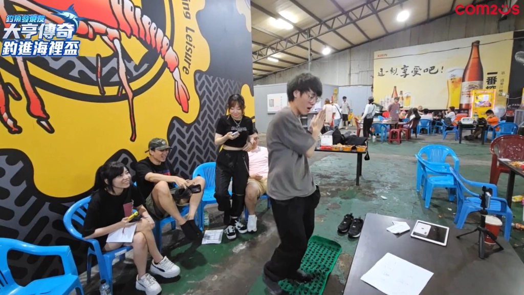 一張含有 服裝, 足部穿著, 人員, 室內 的圖片自動產生的描述