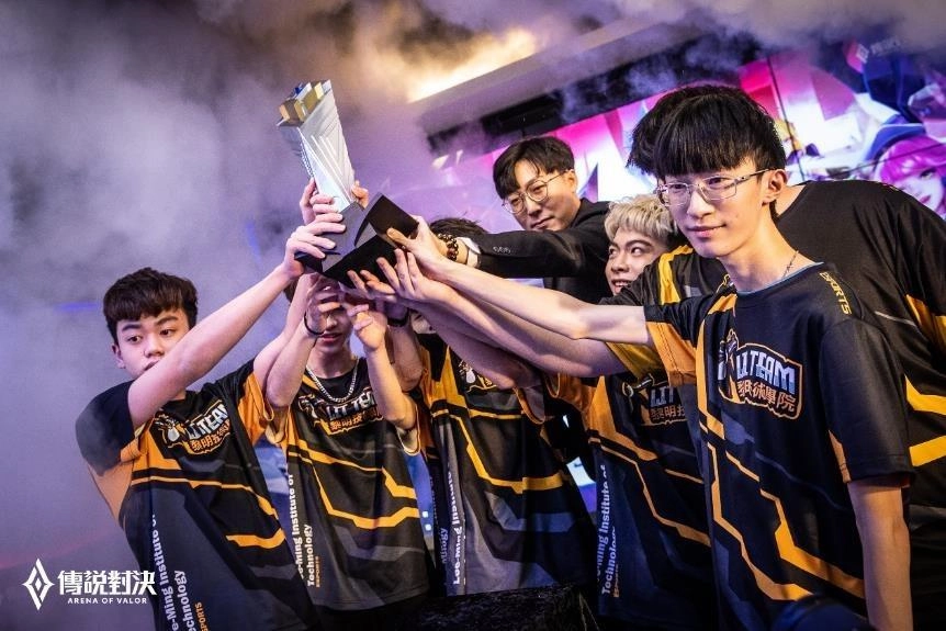 一張含有 文字, 個人, 男人, 階段 的圖片自動產生的描述