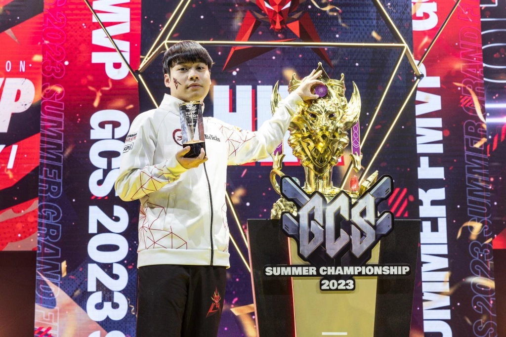 一張含有 文字, 服裝, 人員, 廣告 的圖片自動產生的描述